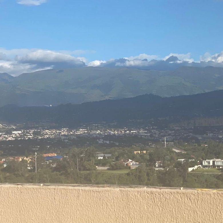 Venta o Renta 📞 099 294 7189 🏡✨ Vive la Casa 268 m² de Sueños en Tanda 🌳🌄 #TuNuevoHogar