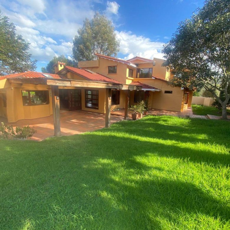 Venta o Renta 📞 099 294 7189 🏡✨ Vive la Casa 268 m² de Sueños en Tanda 🌳🌄 #TuNuevoHogar
