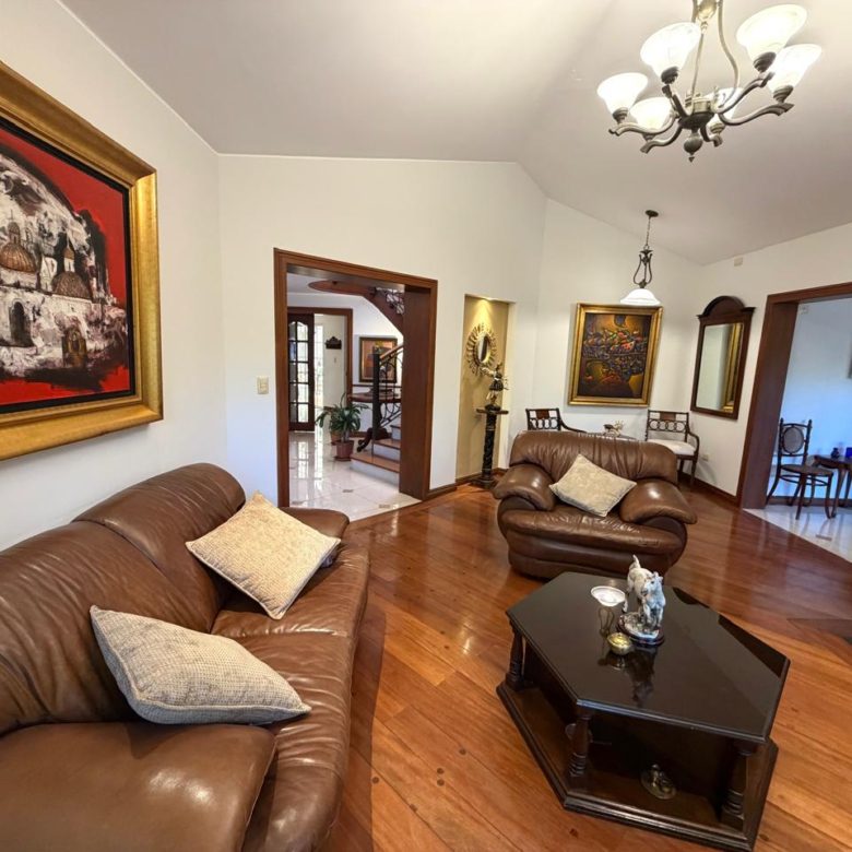 Venta 📞 099 294 7189 🏡 Casa de lujo 700 m², 1.587 m² de terreno 🌅 Luz, espacio, jardines y privacidad total 🌳🔒 #CumbayáExclusiva