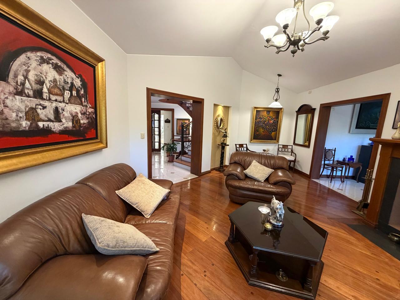 Venta 📞 099 294 7189 🏡 Casa de lujo 700 m², 1.587 m² de terreno 🌅 Luz, espacio, jardines y privacidad total 🌳🔒 #CumbayáExclusiva