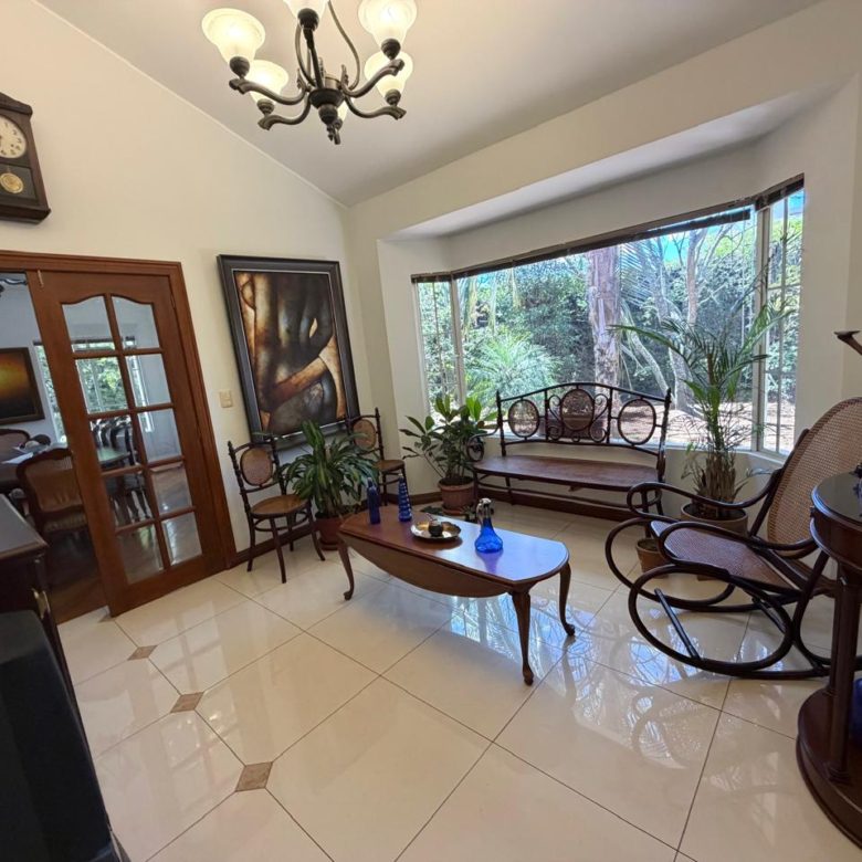 Venta 📞 099 294 7189 🏡 Casa de lujo 700 m², 1.587 m² de terreno 🌅 Luz, espacio, jardines y privacidad total 🌳🔒 #CumbayáExclusiva