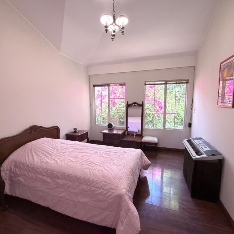 Venta 📞 099 294 7189 🏡 Casa de lujo 700 m², 1.587 m² de terreno 🌅 Luz, espacio, jardines y privacidad total 🌳🔒 #CumbayáExclusiva