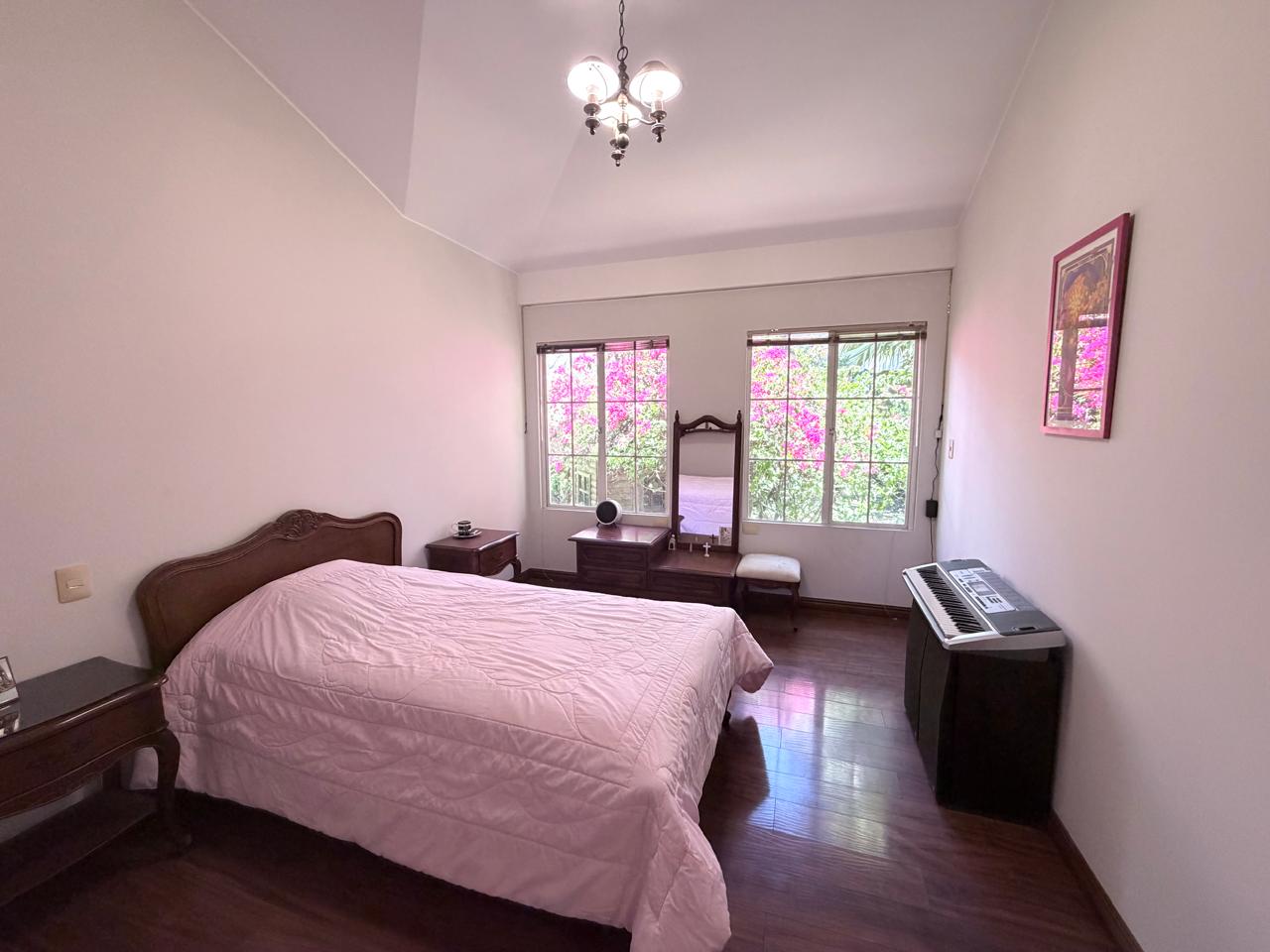 Venta 📞 099 294 7189 🏡 Casa de lujo 700 m², 1.587 m² de terreno 🌅 Luz, espacio, jardines y privacidad total 🌳🔒 #CumbayáExclusiva