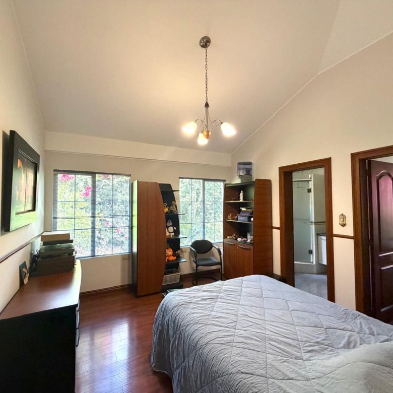 Venta 📞 099 294 7189 🏡 Casa de lujo 700 m², 1.587 m² de terreno 🌅 Luz, espacio, jardines y privacidad total 🌳🔒 #CumbayáExclusiva