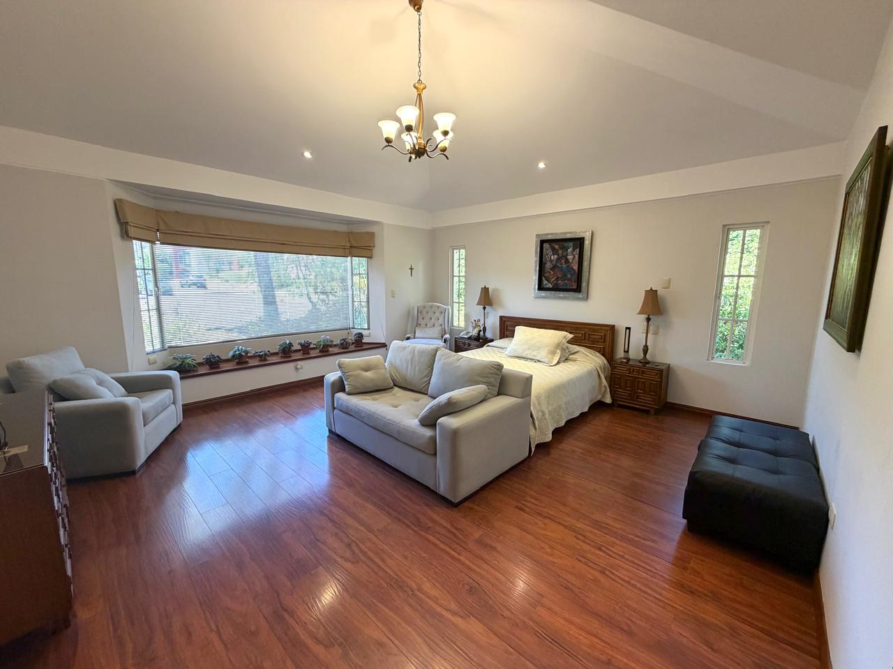 Venta 📞 099 294 7189 🏡 Casa de lujo 700 m², 1.587 m² de terreno 🌅 Luz, espacio, jardines y privacidad total 🌳🔒 #CumbayáExclusiva