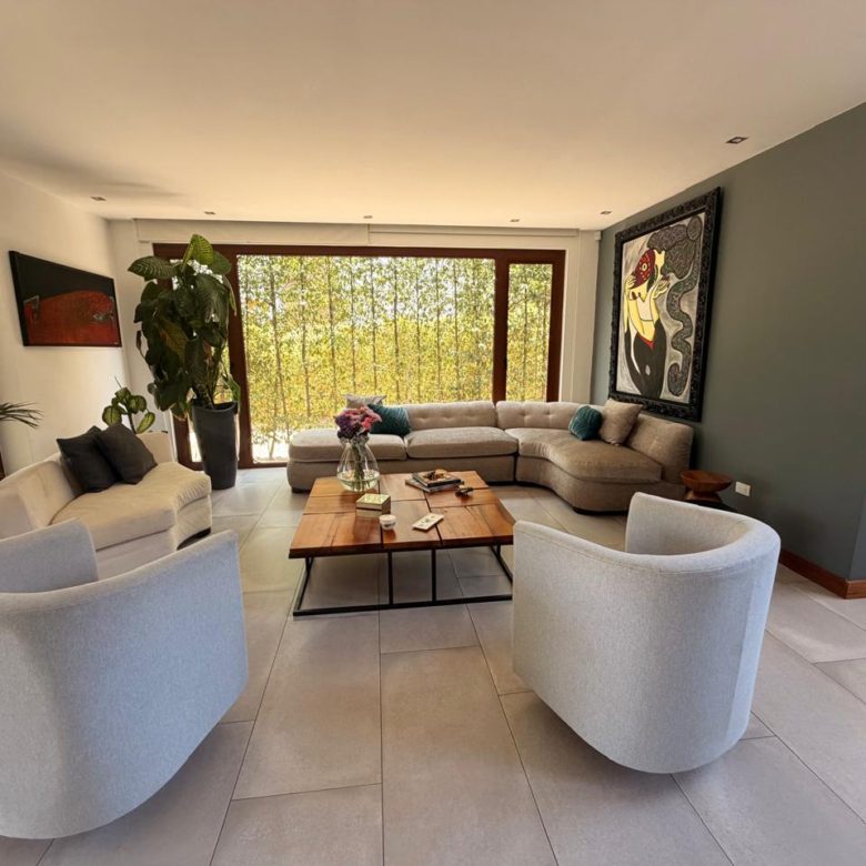 Venta o Renta 📞 099 294 7189 🏡🌞 Casa Moderna de 305 m² de Lujo en Nayón ✨🌿 #ViveConEstilo