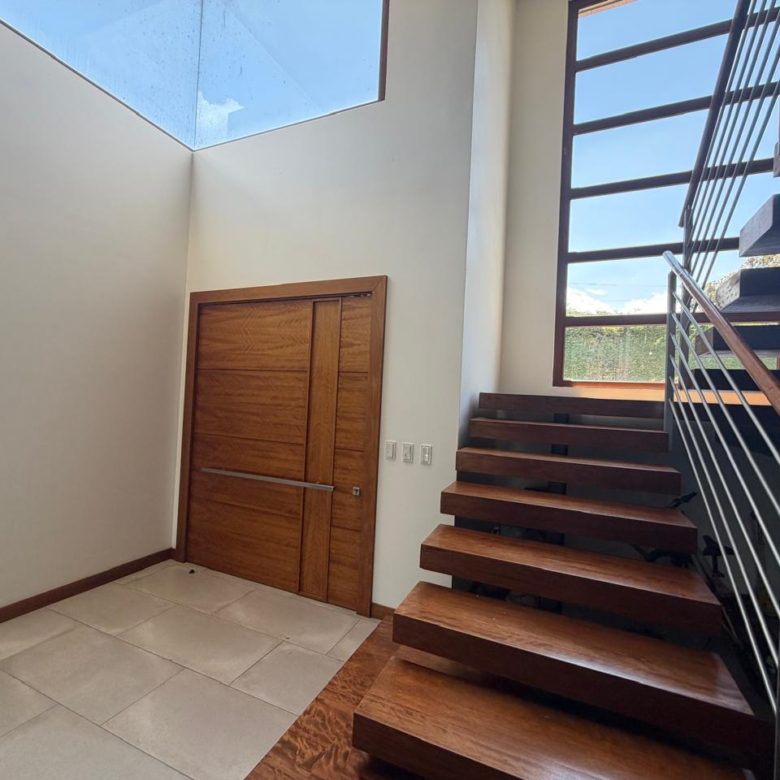 Venta o Renta 📞 099 294 7189 🏡🌞 Casa Moderna de 305 m² de Lujo en Nayón ✨🌿 #ViveConEstilo