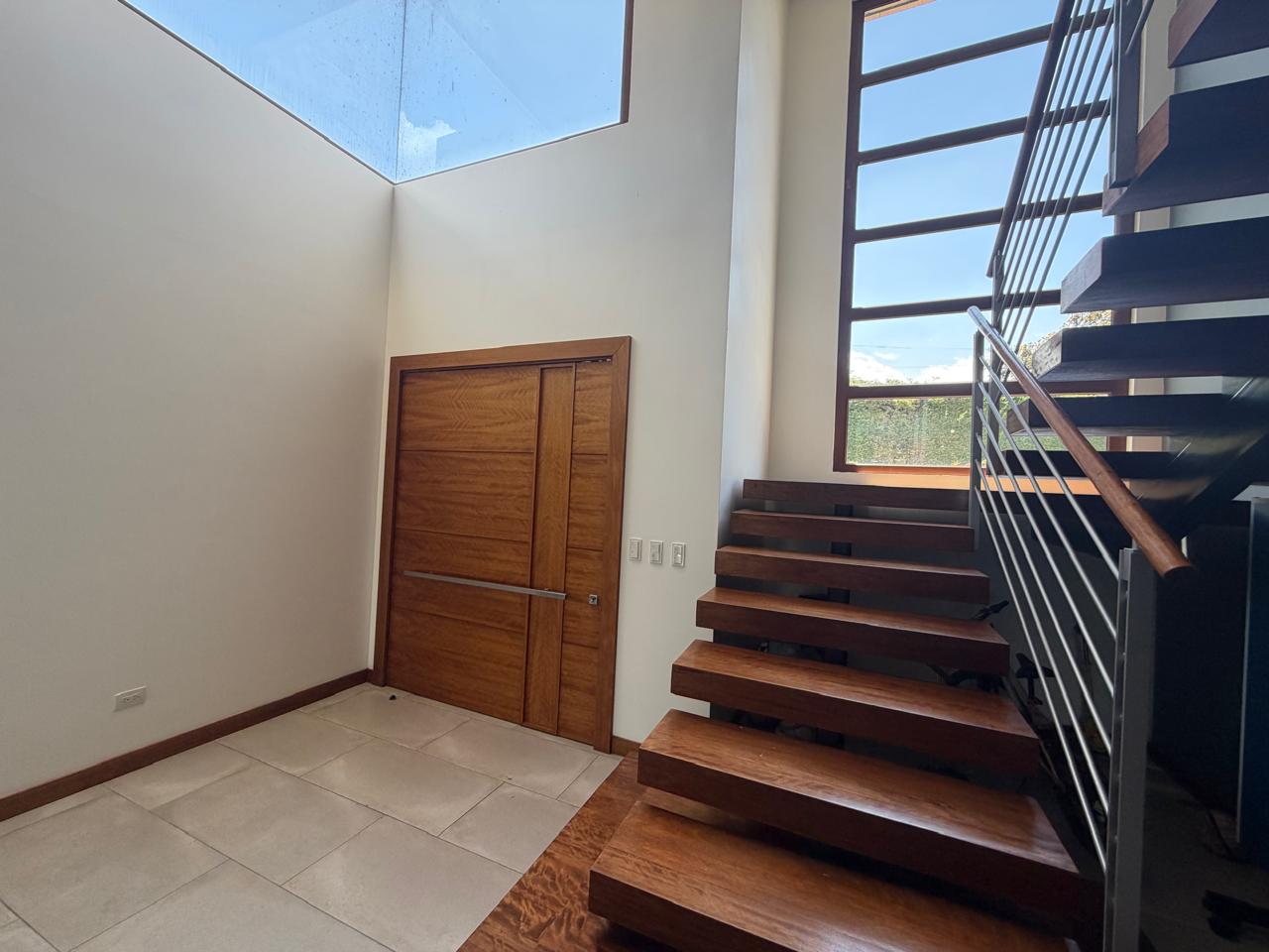 Venta o Renta 📞 099 294 7189 🏡🌞 Casa Moderna de 305 m² de Lujo en Nayón ✨🌿 #ViveConEstilo