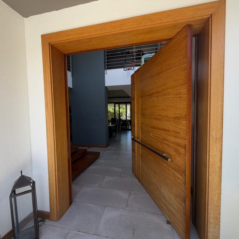 Venta o Renta 📞 099 294 7189 🏡🌞 Casa Moderna de 305 m² de Lujo en Nayón ✨🌿 #ViveConEstilo