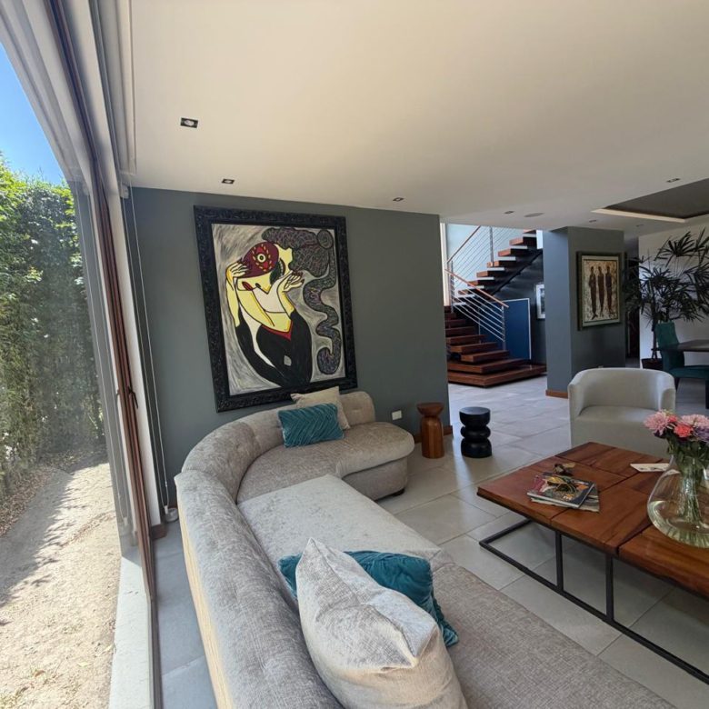 Venta o Renta 📞 099 294 7189 🏡🌞 Casa Moderna de 305 m² de Lujo en Nayón ✨🌿 #ViveConEstilo