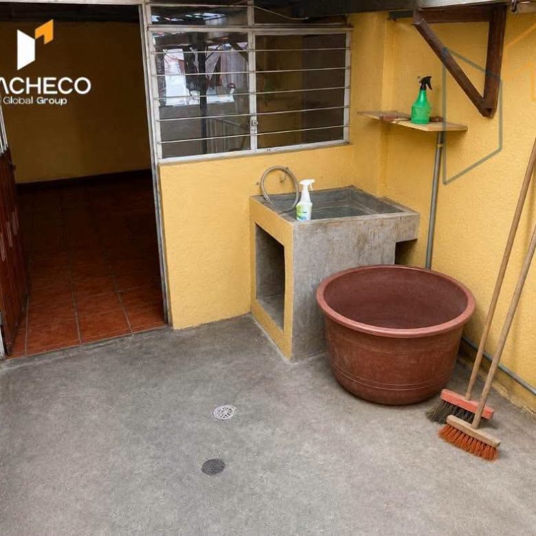 Venta 📞 098 701 0074 🏢💰✨ Casa Rentera en el Sur de Quito 🔥 👉 ¡Invierte hoy y asegura ingresos pasivos! #InversiónInteligente