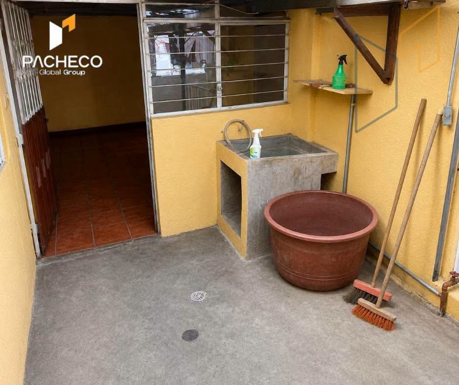 WhatsApp Image 2026-09-27 at 18.15.07 (3) Venta 📞 098 701 0074 🏢💰✨ Casa Rentera en el Sur de Quito 🔥 👉 ¡Invierte hoy y asegura ingresos pasivos! #InversiónInteligente