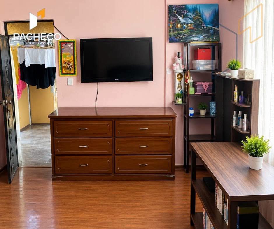 WhatsApp Image 2026-09-27 at 18.15.08 (1) Venta 📞 098 701 0074 🏢💰✨ Casa Rentera en el Sur de Quito 🔥 👉 ¡Invierte hoy y asegura ingresos pasivos! #InversiónInteligente