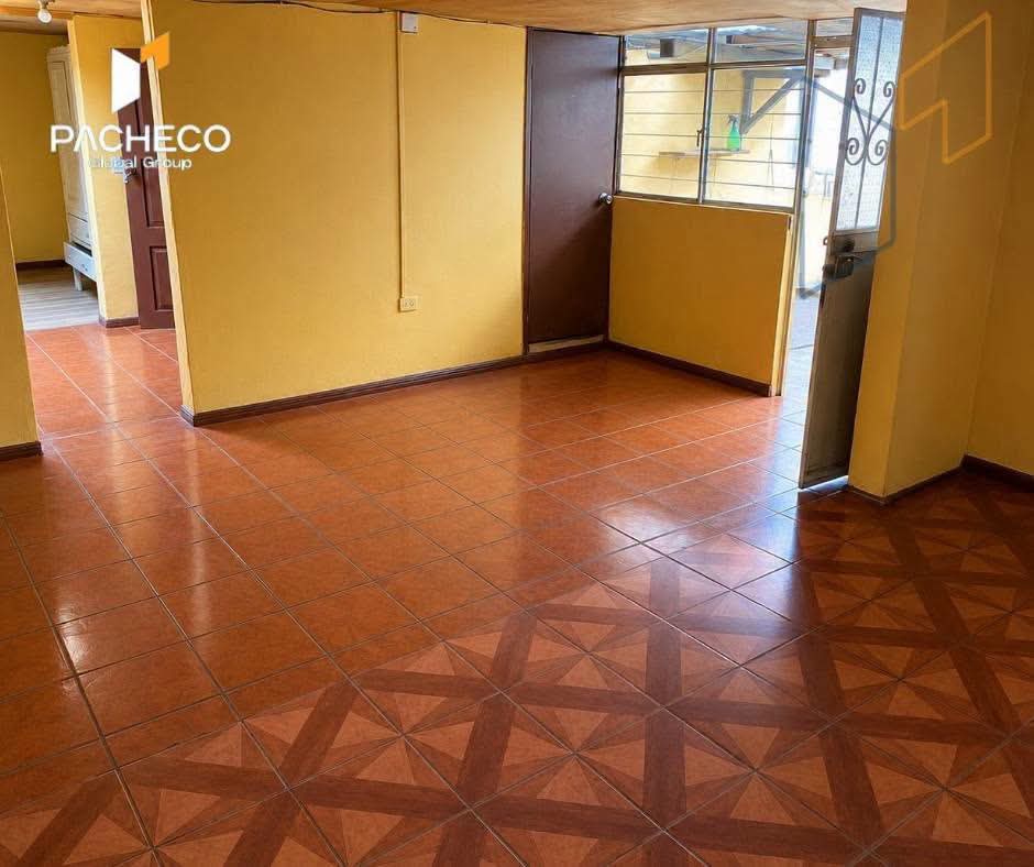 WhatsApp Image 2026-09-27 at 18.15.08 Venta 📞 098 701 0074 🏢💰✨ Casa Rentera en el Sur de Quito 🔥 👉 ¡Invierte hoy y asegura ingresos pasivos! #InversiónInteligente