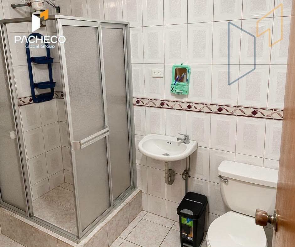 WhatsApp Image 2026-09-27 at 18.15.09 Venta 📞 098 701 0074 🏢💰✨ Casa Rentera en el Sur de Quito 🔥 👉 ¡Invierte hoy y asegura ingresos pasivos! #InversiónInteligente