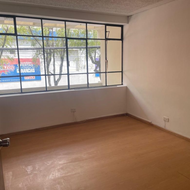 En Renta 0987010074 💼 ¡LLEVA TU EMPRESA AL SIGUIENTE NIVEL! 🚀 Casa Comercial de 429 m² para oficinas en Rodrigo de Triana y Av. Orellana. ¡Espacios amplios, ubicación estratégica y SIN PAGAR EXPENSAS! 🏢💰 #OficinasPremiumQuito