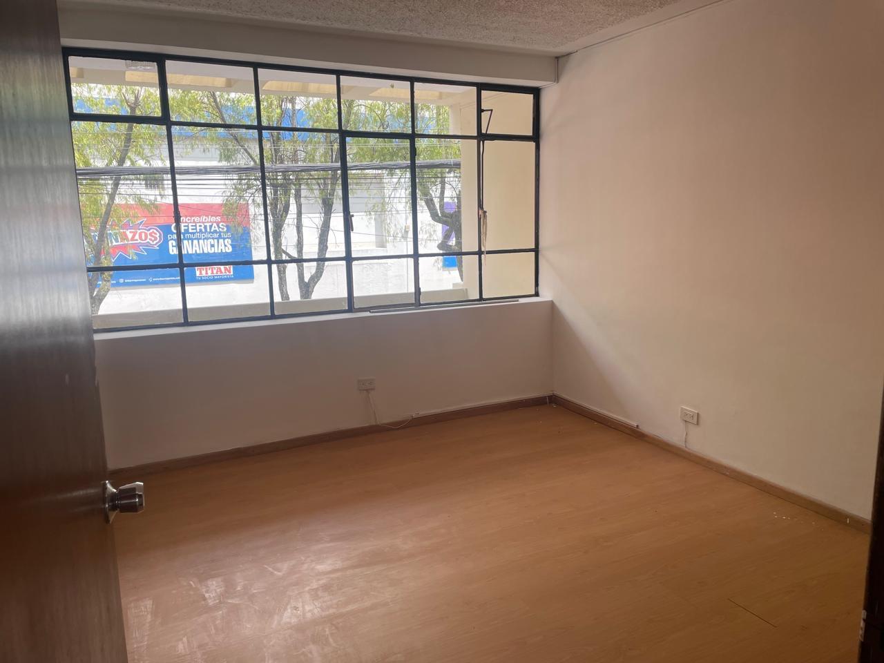 1000821195 En Renta 0987010074 💼 ¡LLEVA TU EMPRESA AL SIGUIENTE NIVEL! 🚀 Casa Comercial de 429 m² para oficinas en Rodrigo de Triana y Av. Orellana. ¡Espacios amplios, ubicación estratégica y SIN PAGAR EXPENSAS! 🏢💰 #OficinasPremiumQuito