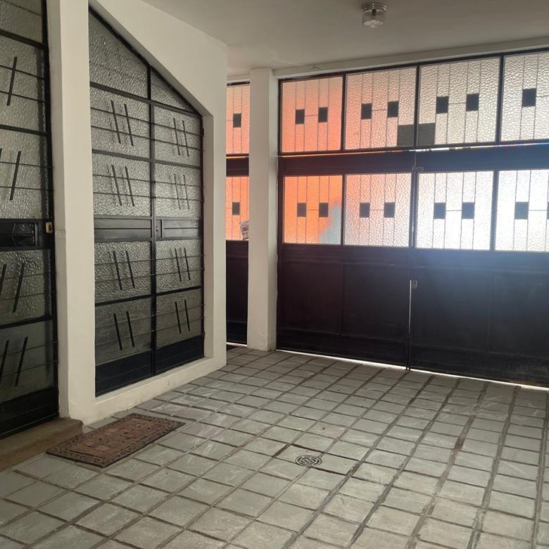 En Renta 0987010074 💼 ¡LLEVA TU EMPRESA AL SIGUIENTE NIVEL! 🚀 Casa Comercial de 429 m² para oficinas en Rodrigo de Triana y Av. Orellana. ¡Espacios amplios, ubicación estratégica y SIN PAGAR EXPENSAS! 🏢💰 #OficinasPremiumQuito